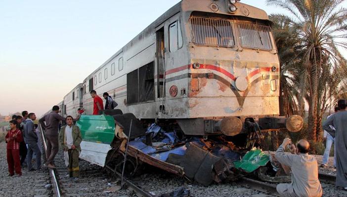 مصرع اثنين في تصادم جرار قطار بسيارة نقل بالمنوفية
