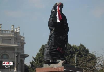 هدوء بالتحرير وتمثال “مكرم” يرتدى الأسود حدادا على شهداء النظام