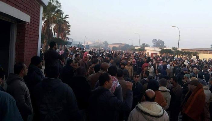 بالصور.. استمرار إضراب عمال مصنع السكر بكفر الشيخ لليوم الرابع