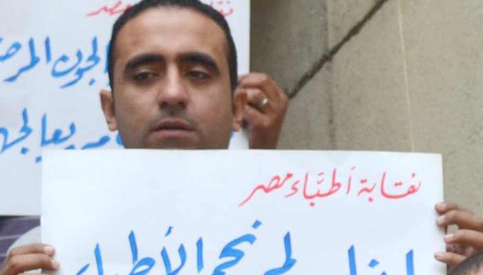 نقابة الأطباء: إحالة أمناء الشرطة المعتدين على أطباء المطرية للتأديب