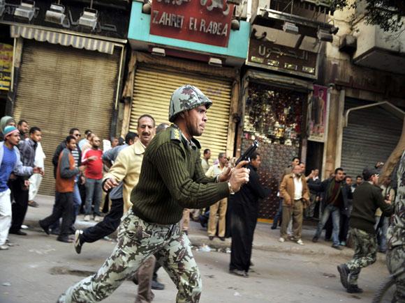 فيديو..الضابط الوحيد الذي دافع عن الثوار بموقعة الجمل