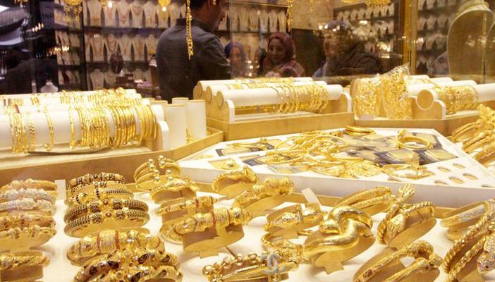 سعر الدولار يتراجع 5 قروش.. والذهب مستقر بالسوق