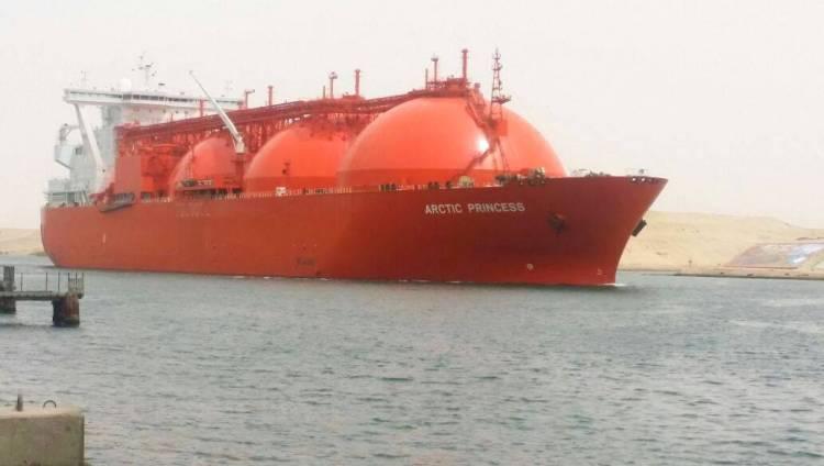 16% تراجع في حمولات ناقلات الغاز المارة بقناة السويس