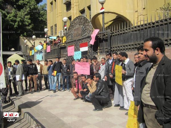 الطلاب اليمنيين بمصر يغلقون مقر “سفارتهم” ويمنعوا الدبلوماسيين من دخولها