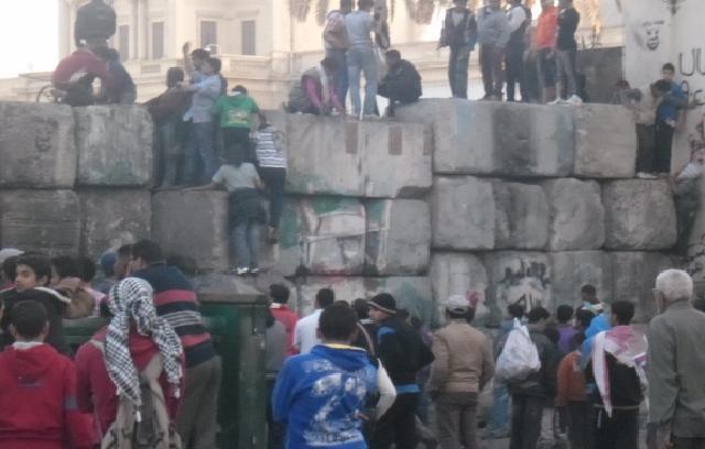 المتظاهرون يحاولون هدم الجدار بالشيخ ريحان