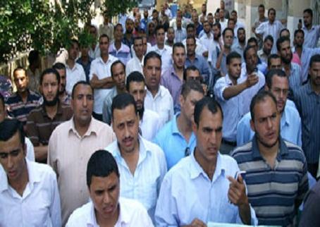 معلمو الشرقية يقطعون الطريق العام احتجاجا على تأخر رواتبهم