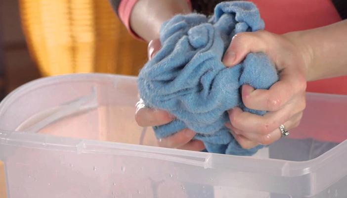 9 نصائح لكيفية الاعتناء وغسل الملابس الشتوية