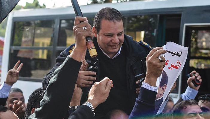 بالصور| هتافات للسيسي وضابط شرطة على الأكتاف بوقفة للمعلمين