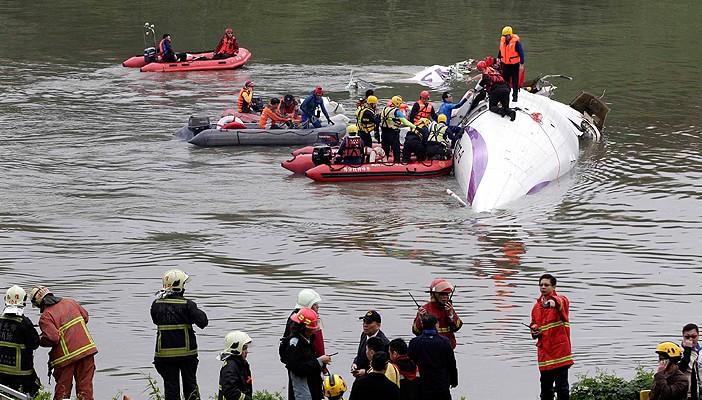 مصرع 9 أشخاص في تحطم طائرة بتايوان