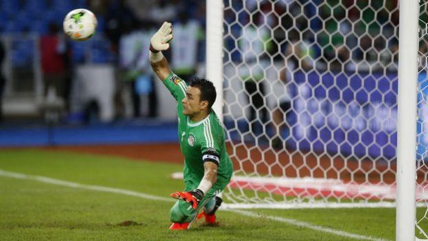 بالفيديو .. تعرَّف على حقيقة إصابة “عصام الحضرى”