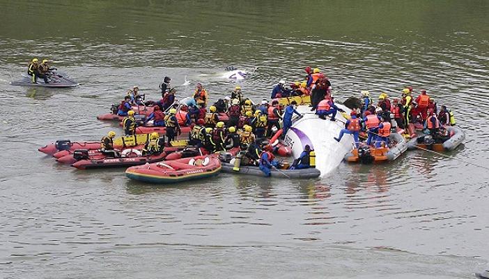 بالفيديو| تحطم طائرة تيوانية وسقوطها بنهر “تايبيه”