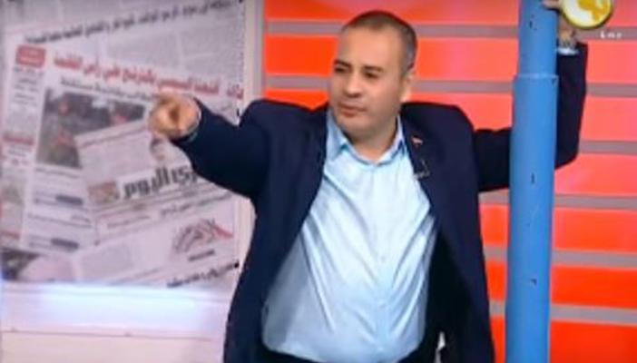 بالفيديو.. جابر القرموطي يظهر في حلقة برنامجه بحوزته “خازوق”