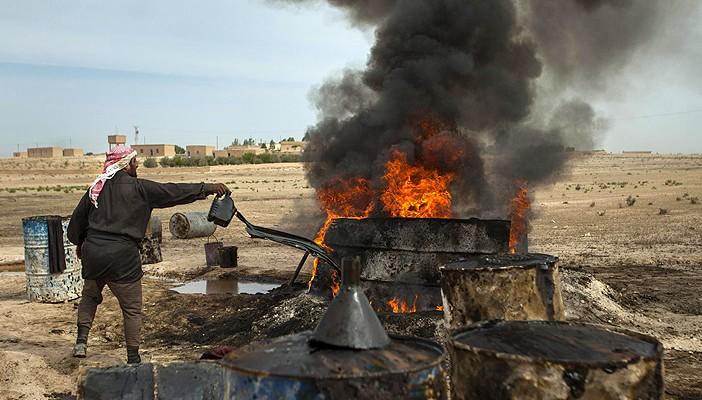 السوريون ينشئون مصافٍ بدائيةٍ لتكرير نفط “تنظيم الدولة”