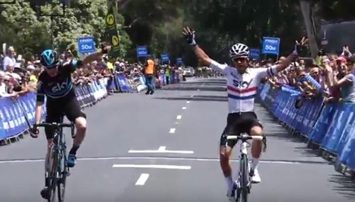 بالفيديو.. ردًا للجميل.. متسابق دراجات يسمح لزميله بأن يسبقه