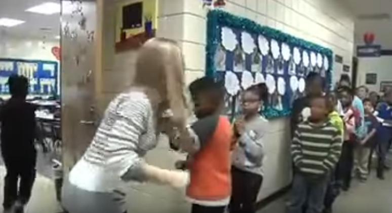 بالفيديو.. مدرسة تستقبل طلابها كل صباح على طريقتها الخاصة