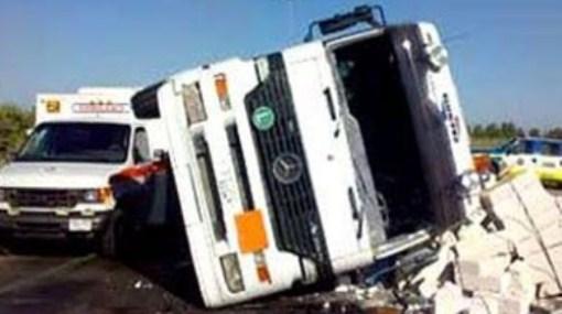 غلق طريق القاهرة الإسكندرية الزراعي إثر انقلاب سيارتين نقل