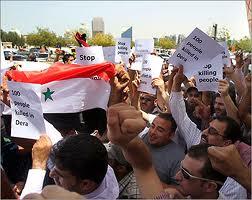 وقفة لعشرات  السوريين أمام مؤتمر قمة التعاون الإسلامي