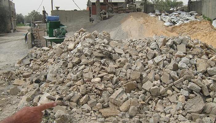 السوريون يبنون منازلهم من ركام البيوت