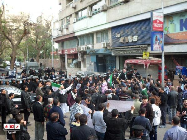 وقفة أمام مكتب رعاية المصالح الإيرانية تنديدا بزيارة نجاد