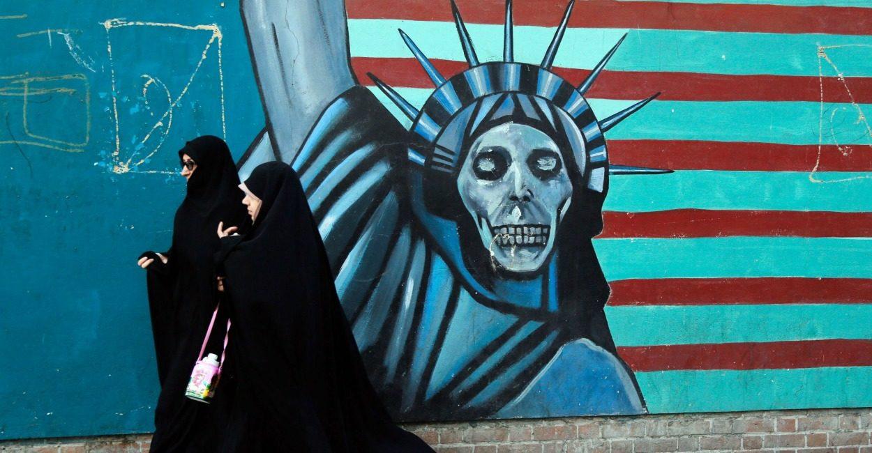 لوب لوج الأمريكي: لماذا تضع إدارة ترامب محاربة إيران نصب عينيها؟