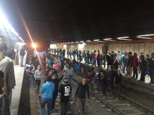 مسيرة لأهالي “جيكا والجندي” على قضبان المترو وراء توقف حركة الخط الأول