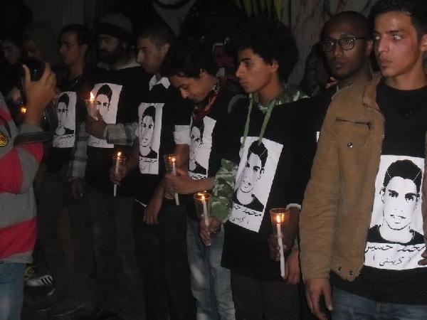 وقفة بالشموع ورسم جرافيتى لـ”كريستى”و”الجندى”بمحمد محمود