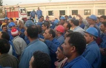 عمال شركة “سوميد” بالسويس يواصلون اعتصامهم لليوم الثالث على التوالي