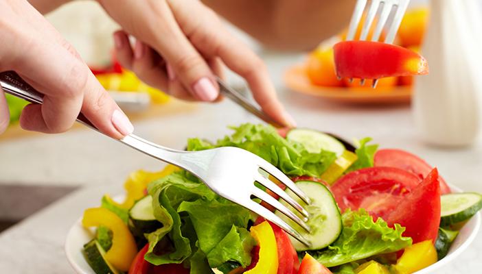 عزيزتي حواء.. تعرَّفي على 7 قواعد أساسية للحصول على طعام صحي