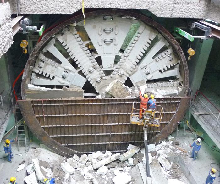 ظهور بقعة زيتية بموقع حفر المترو.. وخبير لرصد: ليس شرطًا أن تكون نفطية