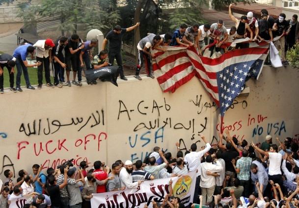 “جنايات القاهرة” تقضي بسنة مع إيقاف التنفيذ للمتهمين باقتحام السفارة الأمريكية