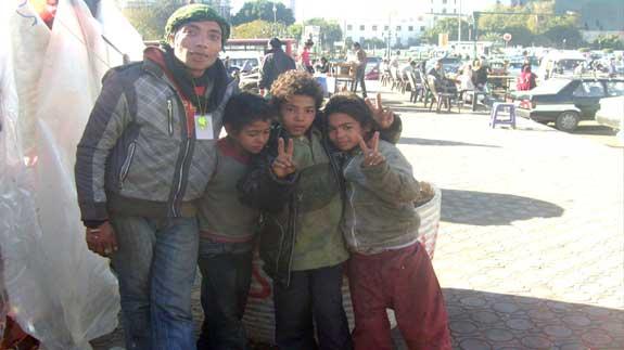 أطفال شوارع يرشقون الأمن بالحجارة بشارع يوسف الجندى