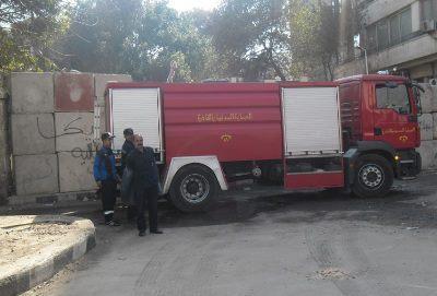 صبية يلقون مولوتوف على الأمن خلف الجدار الخرسانى بالقصر العينى