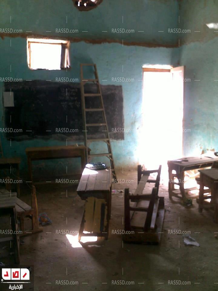 بناء فصول تعليمية بالطوب اللبن وألواح الأبلكاش لتكدس الطلاب بمدارس