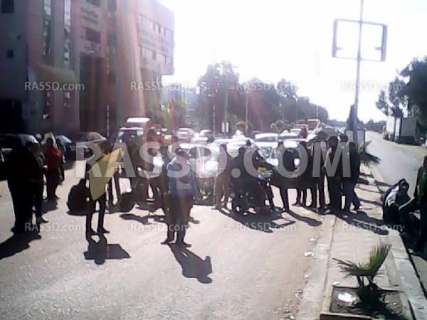 عمال “قناة السويس” للملابس الجاهزة يقطعون شارع محمد على ببورسعيد