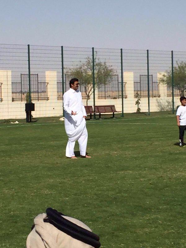 بالفيديو.. أمير قطر يلعب الكرة مع الأطفال حافي القدمين