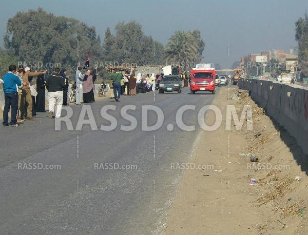 سلسلة بشرية بـ”كفر صقر” رفضا للانقلاب العسكري