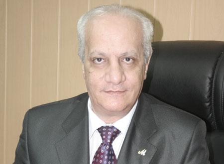 عشرات الأثريين يتظاهرون أمام “الوزراء” للمطالبة برحيل الوزير