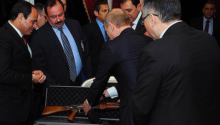 الرئيس الروسي يهدي السيسي بندقية كلاشينكوف