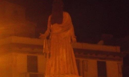 مجهولون يضعون النقاب علي وجه تمثال أم كلثوم بالمنصورة