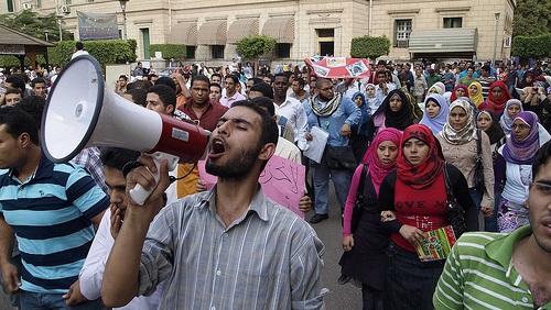 العاملون بقصر العيني يتظاهرون لتطيق الحد الأدني للأجور