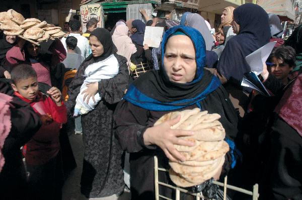 حكومة الانقلاب تتجاهل أزمات مصر وتعلن الحرب على الإخوان