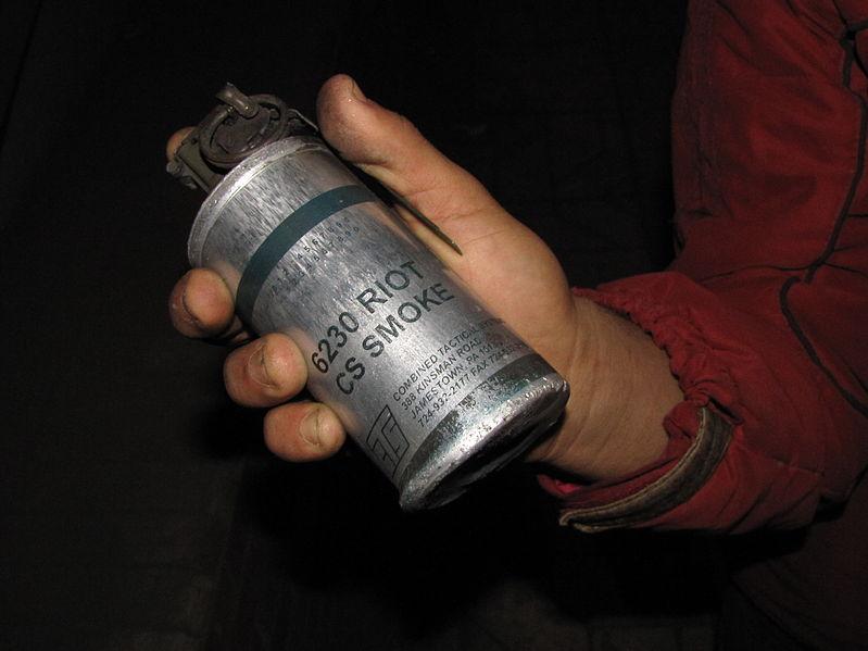 التحقيق في العثور على قنابل مسيلة للدموع بحوزة طلاب بالمنيا