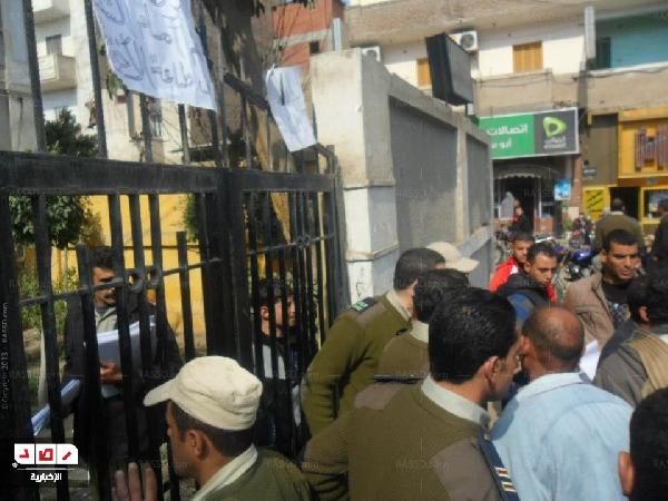 أمناء الشرطة يتظاهرون أمام وزارة الداخلية للمطالبة بتسليحهم لمواجهة البلطجة