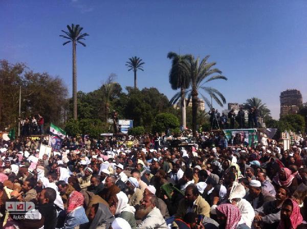 الالاف يتوافدون على ميدان النهضة و هتافات مؤيدة للرئيس