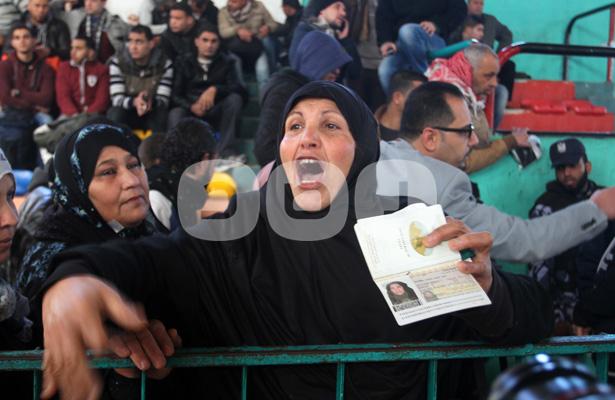 بالصور.. “معبر رفح” معاناة فلسطينية بأيادٍ مصرية