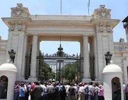 المتظاهرون يرشقون قصر القبة بالشماريخ والمولوتوف