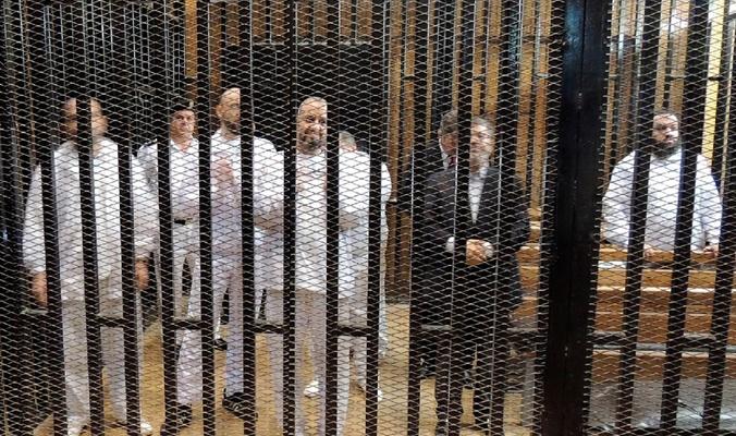 التلفزيون الرسمي يعلن بث محاكمة الرئيس مرسي على الهواء