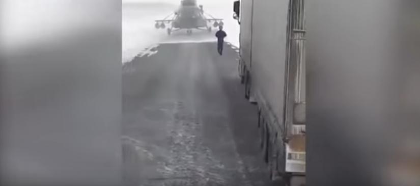 بالفيديو.. قائد مروحية عسكرية يهبط على الطريق ليسأل عن الاتجاهات