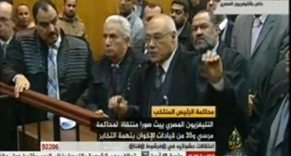 بالفيديو..لحظة تنحي هيئة الدفاع عن مرسي وإحراجها للمحكمة