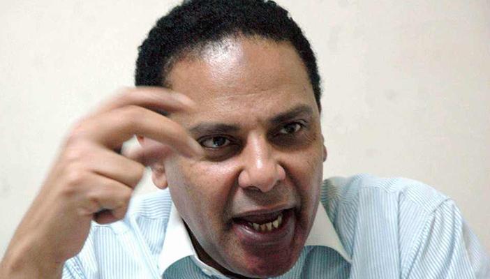 علاء الأسواني يسخر من تناقض مؤيدي السيسي بعد مدحه نتنياهو